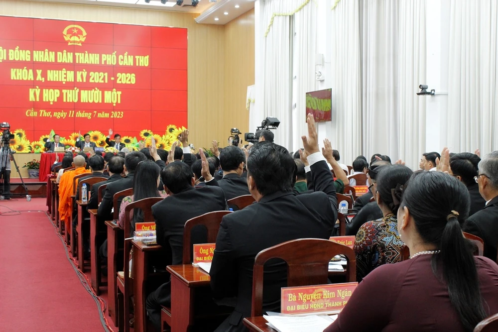 Đại biểu HĐND TP Cần Thơ biểu quyết chưa thông qua dự thảo nghị quyết về việc về việc thông qua Quy hoạch TP Cần Thơ thời kỳ 2021-2030, tầm nhìn đến năm 2050. Ảnh: NHẪN NAM