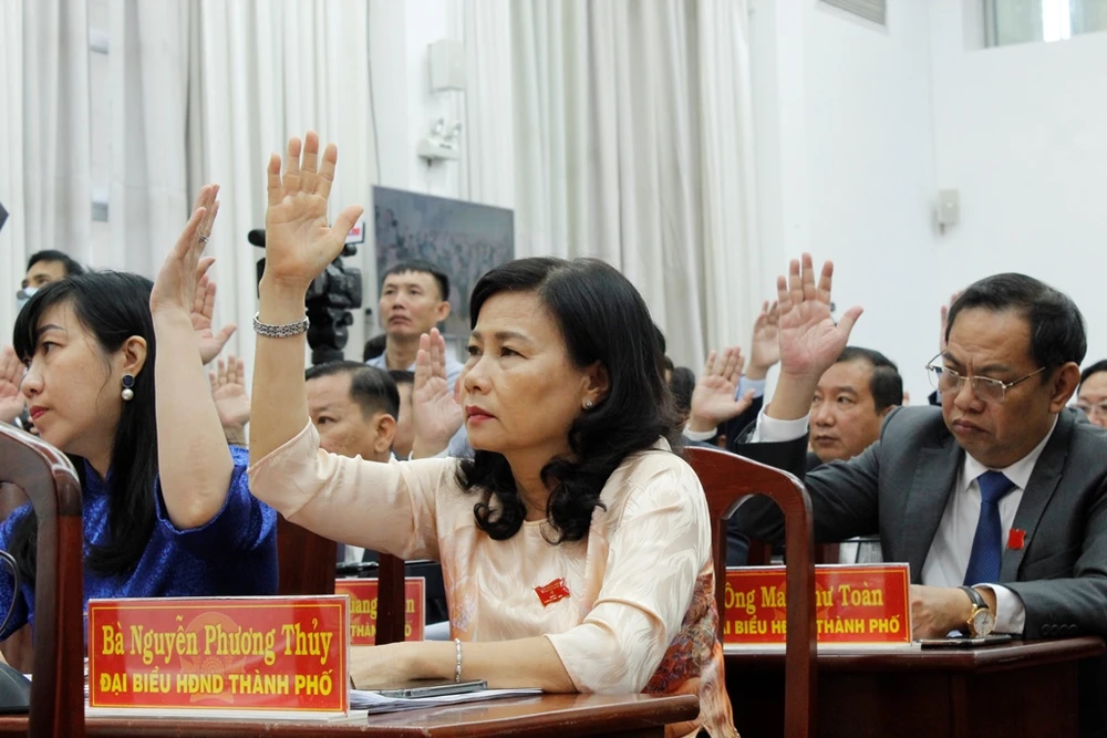 Đại biểu HĐND TP Cần Thơ biểu quyết thông qua nghị quyết tại kỳ họp ngày 11-7. Ảnh: NHẪN NAM