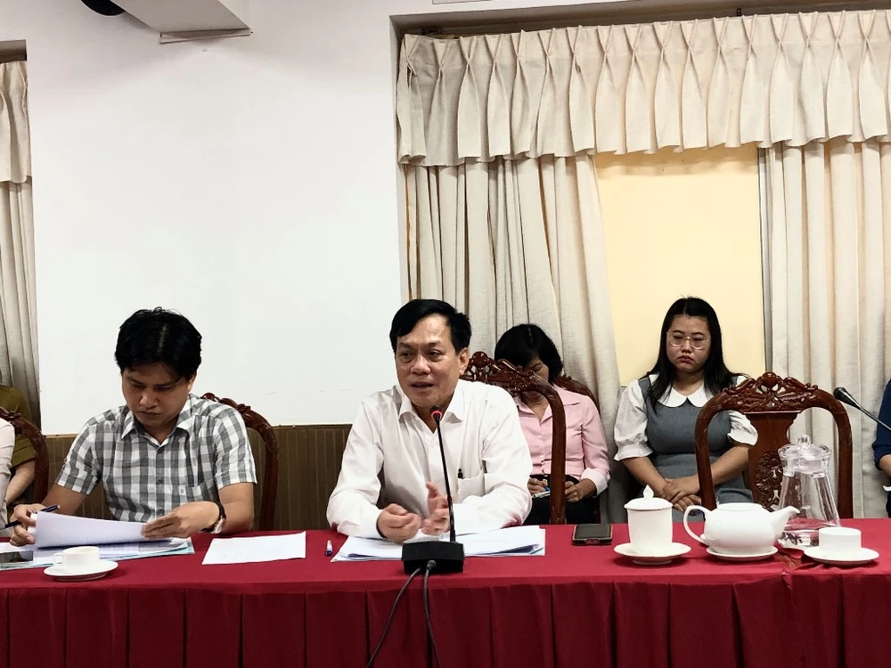 Phó Chủ tịch UBND TP Cần Thơ Nguyễn Ngọc Hè lưu ý các cơ quan hứa nhiều lần nhưng nhiều việc của Dự án kè sông Cần Thơ chưa tiến triển. Ảnh: NHẪN NAM