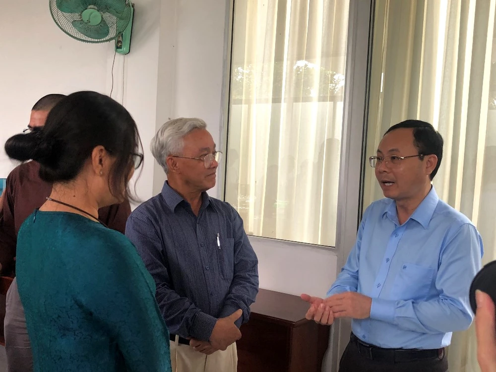 Bí thư Cần Thơ Nguyễn Văn Hiếu (bìa phải) trao đổi với doanh nghiệp trong giờ giải lao. Ảnh: NHẪN NAM