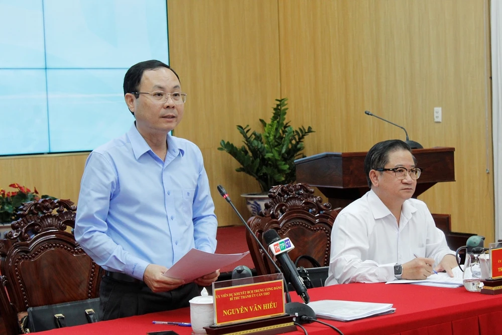 Bí thư Thành ủy Cần Thơ Nguyễn Văn Hiếu phát biểu tại tọa đàm. Ảnh: NHẪN NAM