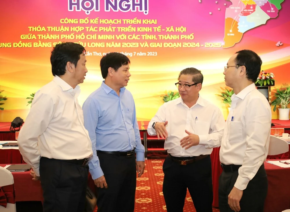 Bí thư Cần Thơ Nguyễn Văn Hiếu (bìa phải) và Chủ tịch Cần Thơ Trần Việt Trường (thứ hai từ phải qua) cùng các đại biểu trao đổi trong giờ hội nghị giải lao. Ảnh: CTV