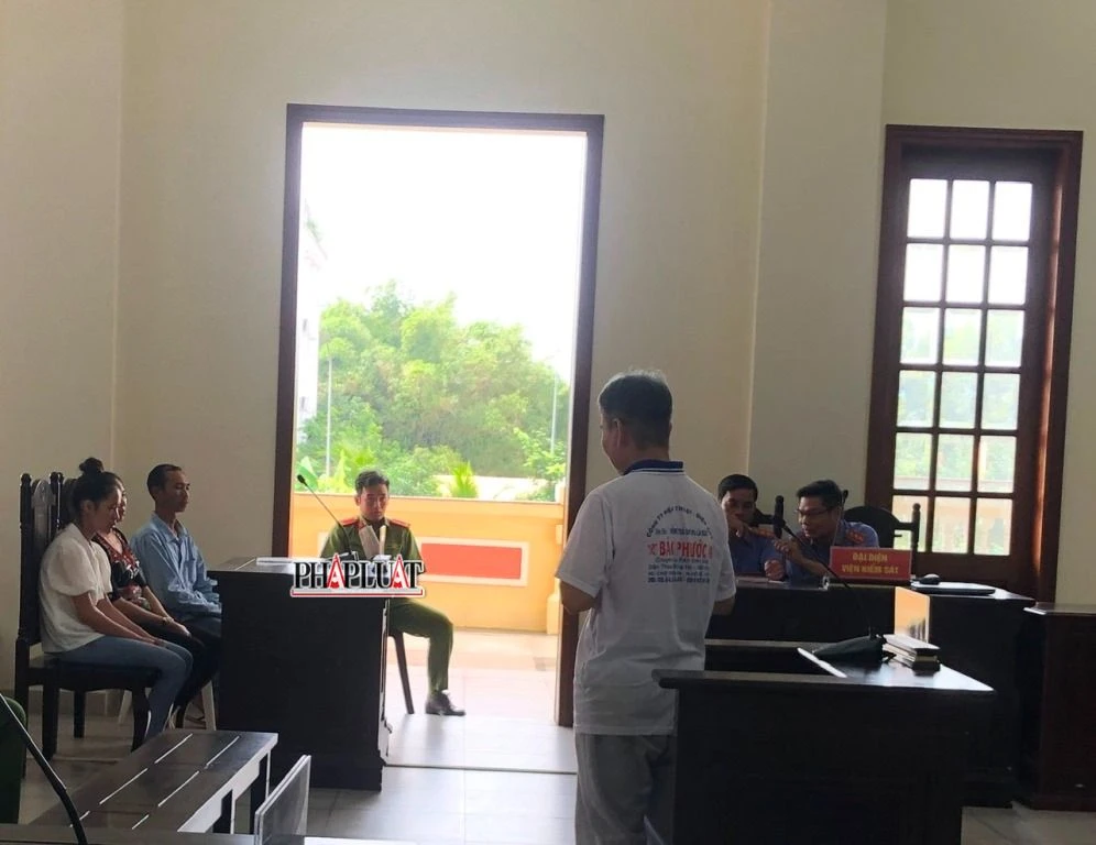 Trước khi nói lời nói sau cùng, bị cáo Dũng chắp tay xin lỗi gia đình bị hại. Ảnh: NHẪN NAM