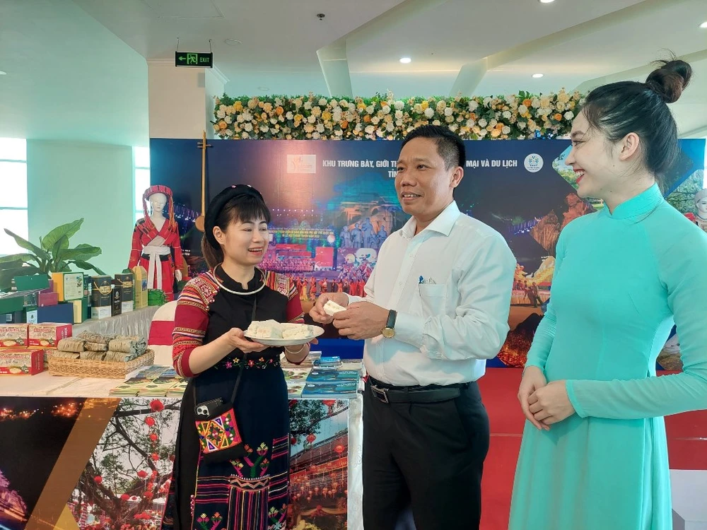 Phó Chủ tịch UBND TP Cần Thơ Nguyễn Thực Hiện (giữa) tham quan khu trưng bày các sản phẩm thương mại, du lịch của Tuyên Quang bên lề hội nghị. Ảnh: CTV