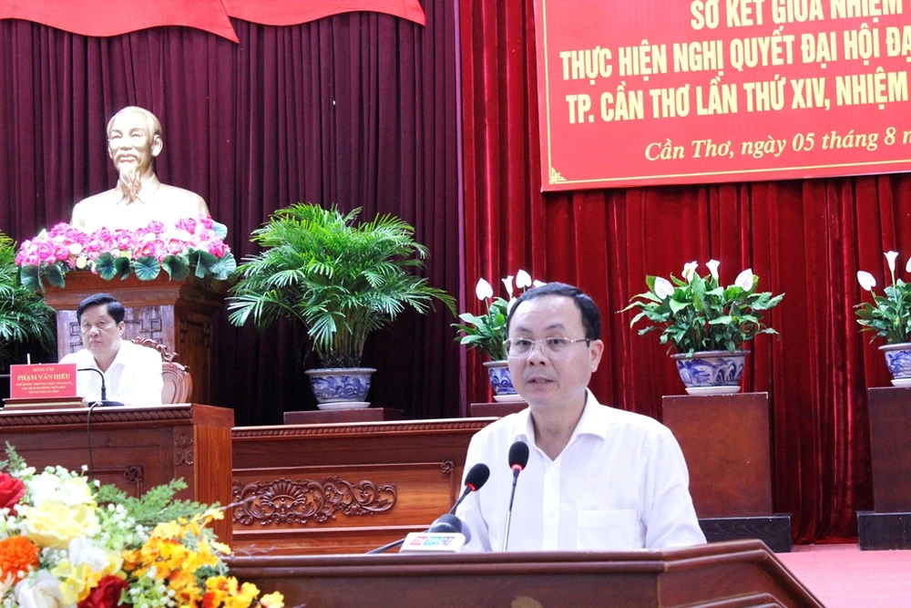 Bí thư Thành ủy Cần Thơ Nguyễn Văn Hiếu phát biểu tổng kết hội nghị. Ảnh: NHẪN NAM