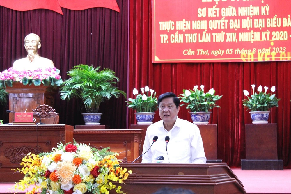 Ông Phạm Văn Hiểu – Phó Bí thư Thường trực Thành ủy, Chủ tịch HĐND TP Cần Thơ báo cáo tóm tắt kết quả thực hiện Nghị quyết giữa nhiệm kỳ. Ảnh: NHẪN NAM