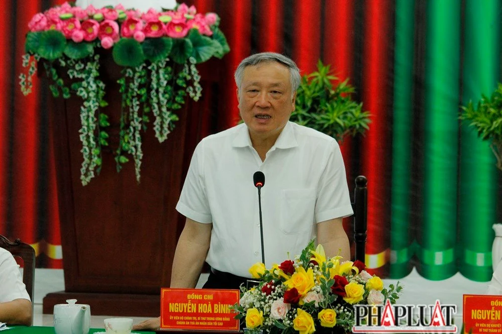 Chánh án TAND Tối cao Nguyễn Hòa Bình phát biểu kết luận buổi làm việc với TAND hai cấp TP Cần Thơ chiều 6-8. Ảnh: NHẪN NAM