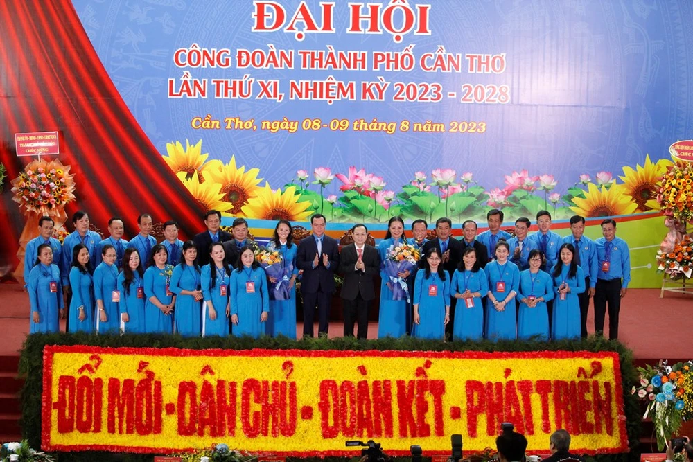 Lãnh đạo Tổng Liên đoàn Lao động và Bí thư Thành ủy Cần Thơ tặng hoa chúc mừng Ban Chấp hành Liên đoàn lao động TP Cần Thơ khóa XI. Ảnh: NHẪN NAM