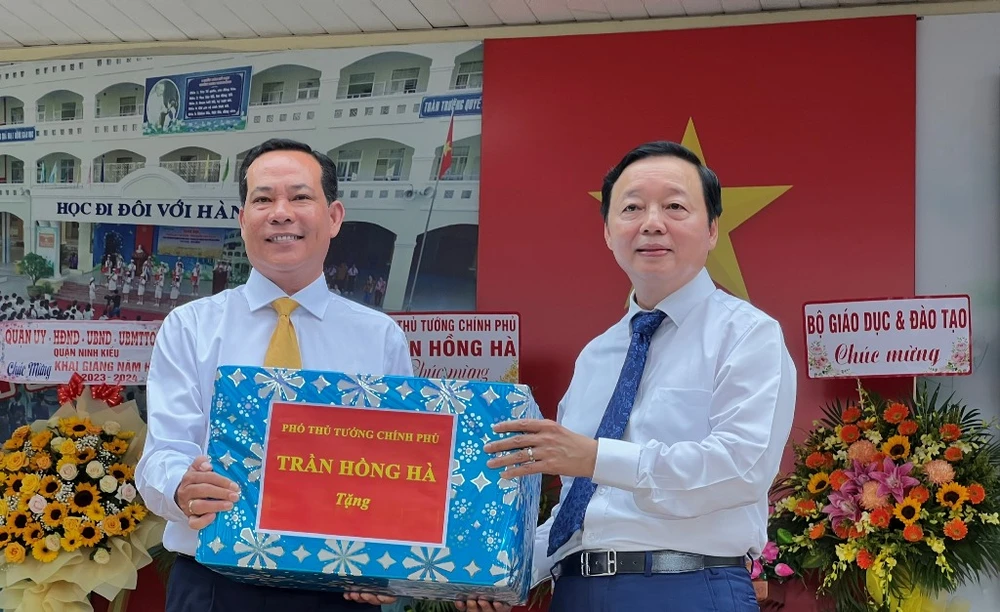 Phó Thủ tướng Trần Hồng Hà tặng quà cho Trường THCS Đoàn Thị Điểm. Ảnh: CTV