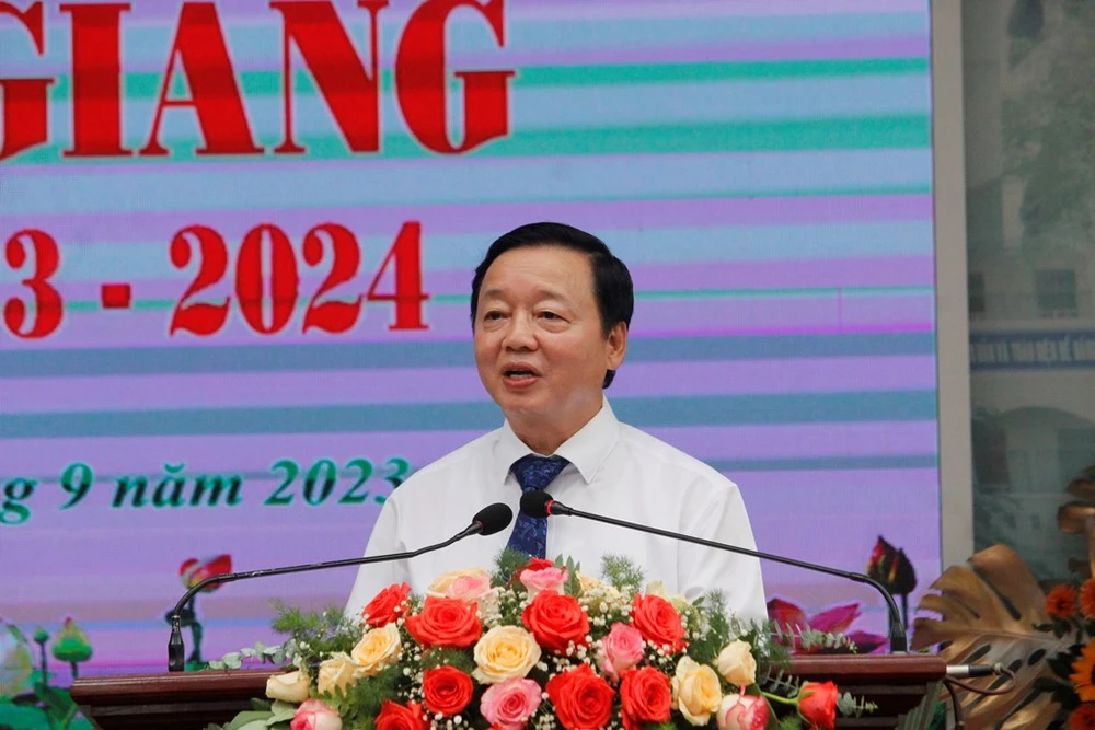 Phó Thủ tướng Trần Hồng Hà phát biểu tại Lễ khai giảng năm học mới 2023-2024 tại Trường THCS Đoàn Thị Điểm. Ảnh: NHẪN NAM