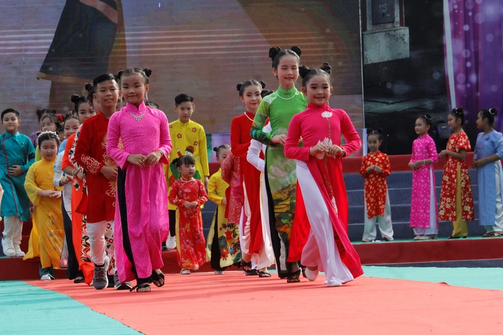 trinh-dien-ao-dai-1.JPG