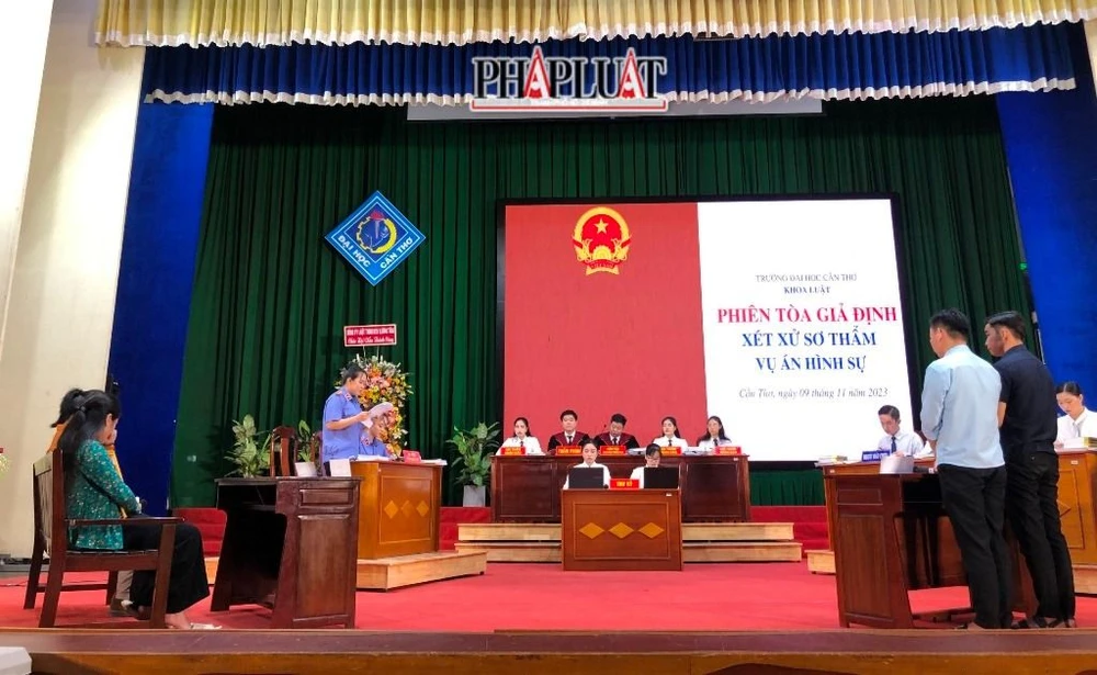 Hàng trăm người hào hứng tham gia phiên tòa giả định