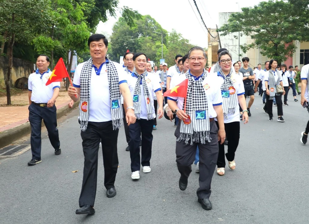 Lãnh đạo TP Cần Thơ tham gia đi bộ đồng hành vì người nghèo năm 2023.
