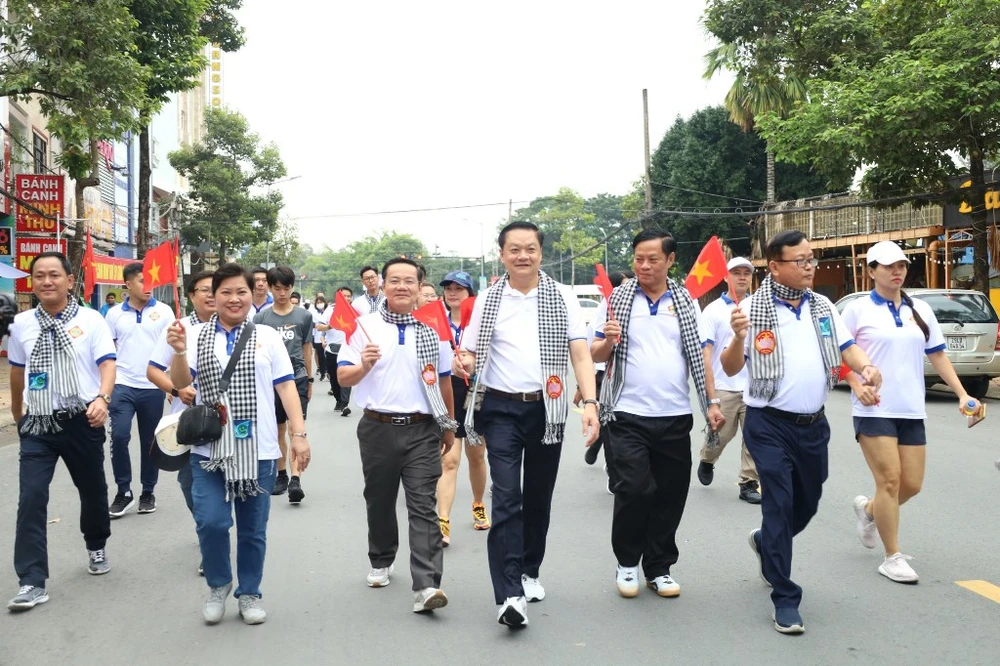 Lãnh đạo Cần Thơ đi bộ đồng hành vì người nghèo năm 2023.