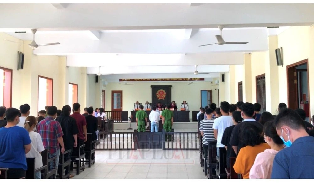 Phiên tòa xét xử 2 bị cáo lừa sinh viên ký hợp đồng mua hàng trả góp