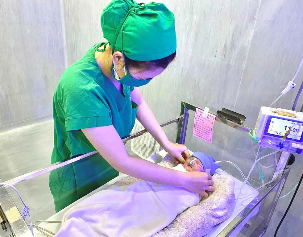 em bé con sản phụ sa dây rốn đang được chăm sóc tại khoa Sơ sinh