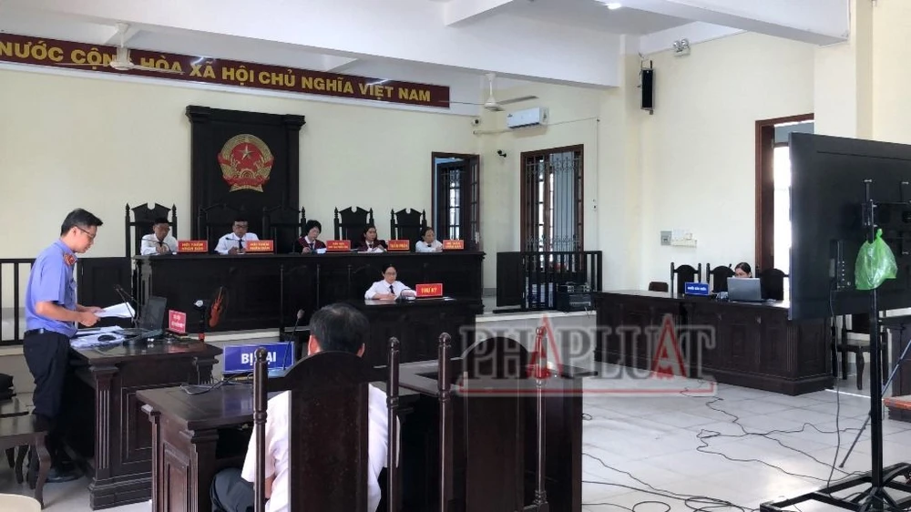 Phiên tòa xét xử bị cáo Tô Thiện Hòa giả danh cảnh sát lừa thầy giáo cũ.