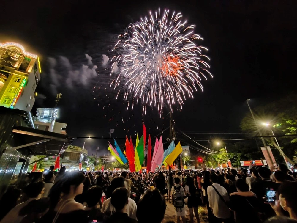 Người dân Cần Thơ xem bắn pháo hoa dịp kỷ niệm 20 năm TP trực thuộc trung ương.