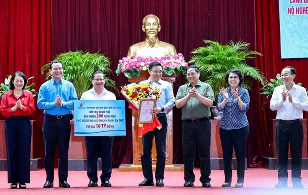 thu-tuong-trao-qua-tet- 3.jpg