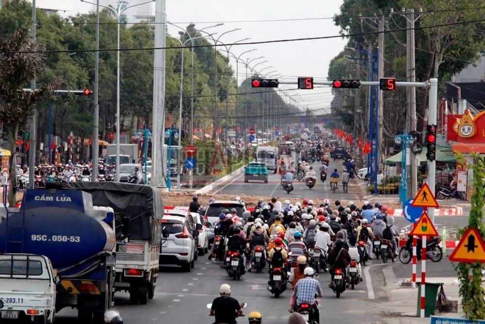 bất cập nút giao ở Cần Thơ có vòng xoay còn gắn đèn giao thông.