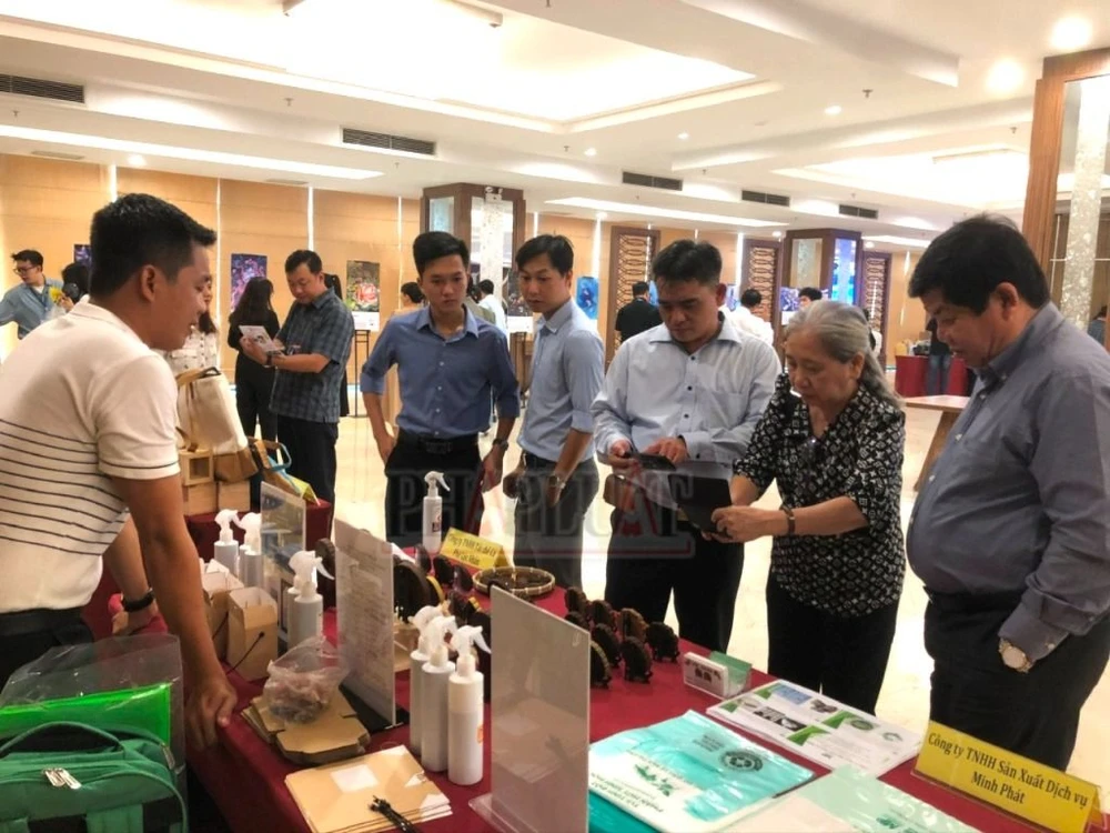 doanh nghiệp tham quan sản phẩm tại hội thảo chuyển dịch xanh.