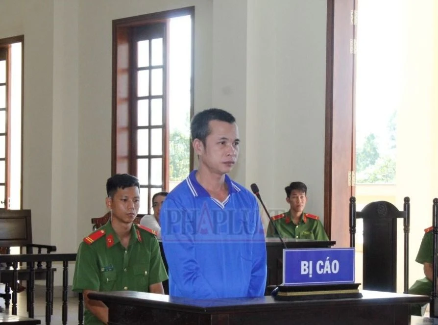 Bị cáo cầm dao giết người trả thù vì mâu thuẫn chê dàn karaoke hát dở.