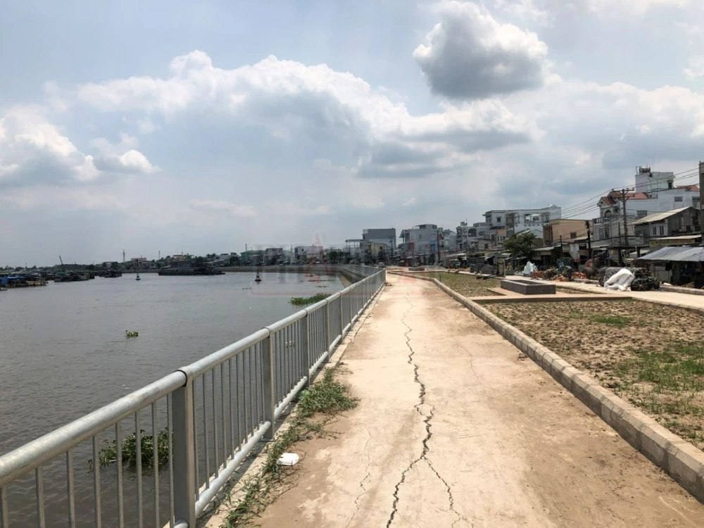 vết nứt kè sông Cần Thơ hồi tháng 4-2024