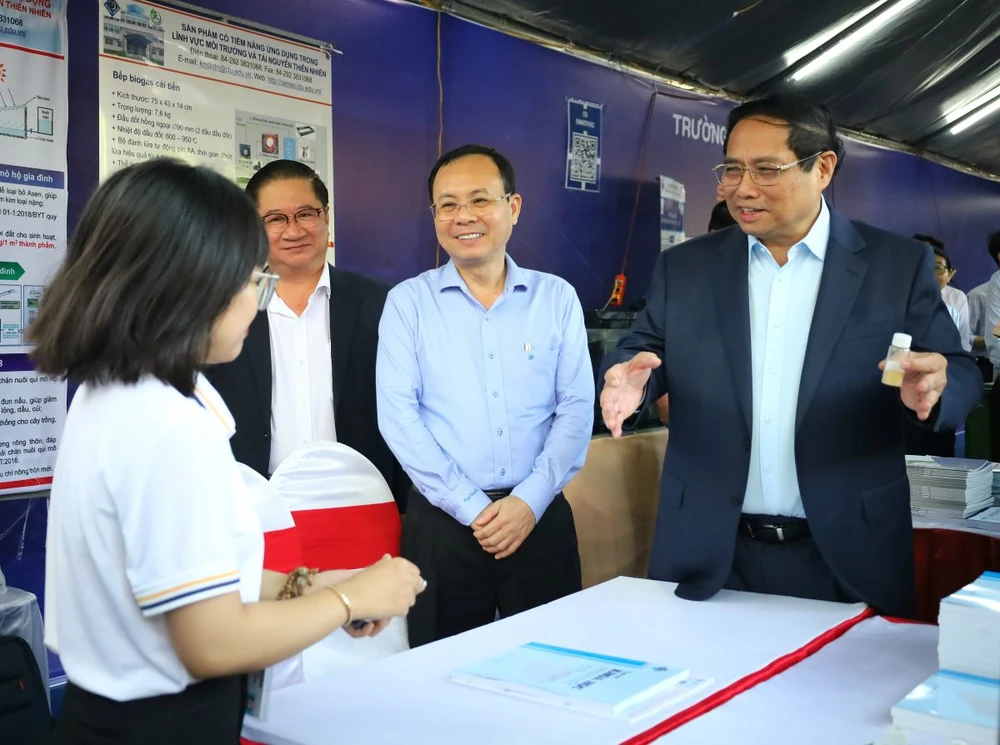Thủ tướng tham quan gian hàng của Trường ĐH Cần Thơ tại Ngày hội Khởi nghiệp Quốc gia của HSSV lần thứ VI.