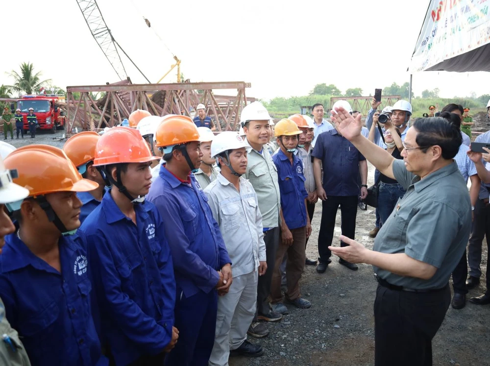 Thủ tướng khảo sát công trường xây dựng dự án cao tốc Châu Đốc - Cần Thơ - Sóc Trăng.