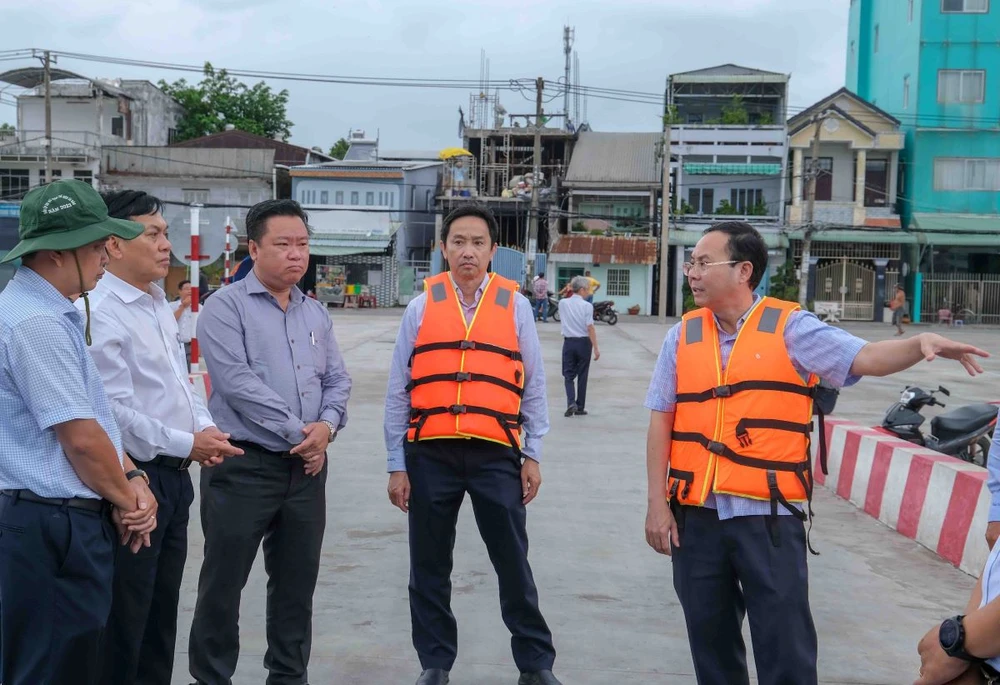 Bí thư Cần Thơ cùng đoàn đi khảo sát bến cảng, trong đó có tuyến buýt đường sông.