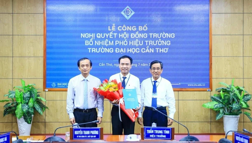 Bổ nhiệm TS Lê Văn Lâm giữ chức vụ Phó Hiệu trưởng Trường ĐH Cần Thơ