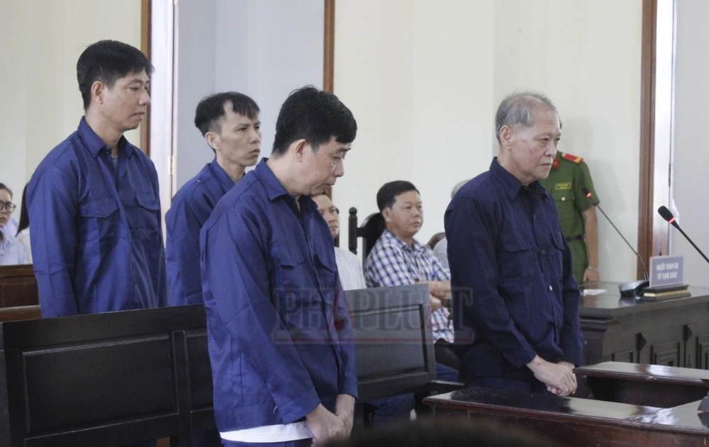 Hỗ trợ thu hồi đất sai, phó chủ tịch huyện cùng thuộc cấp hầu tòa