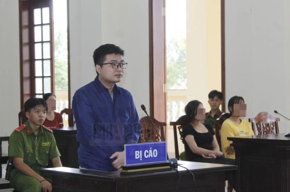 bị cáo lừa chủ tiệm Apple