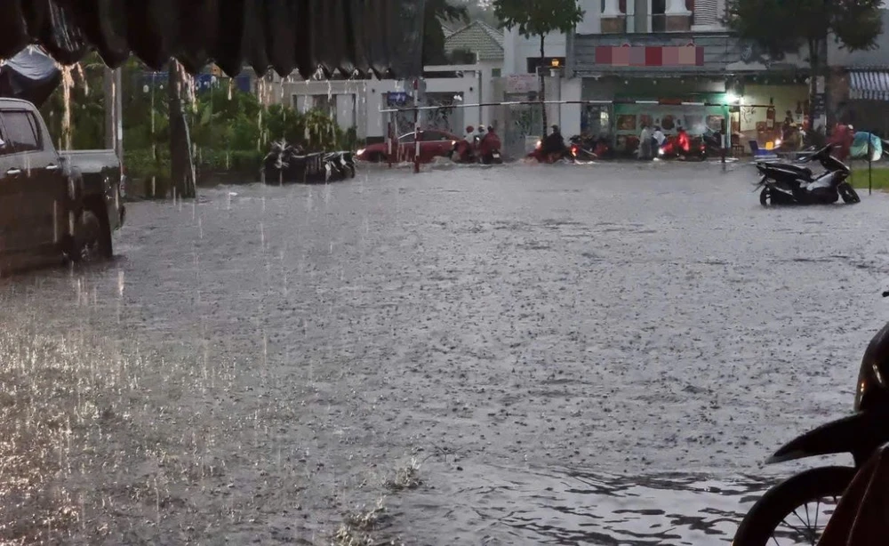 Trận mưa lớn tại TP Cần Thơ chiều 15-10