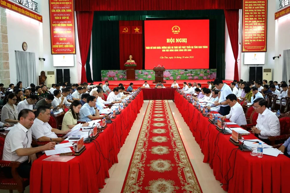 Thủ tướng Phạm Minh Chính chủ trì Hội nghị tháo gỡ khó khăn, vướng mắc và thúc đẩy phát triển hạ tầng giao thông khu vực ĐBSCL.