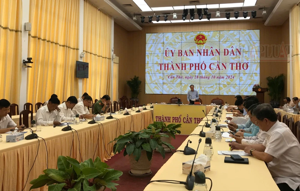 Phó Chủ tịch UBND TP Cần Thơ Dương Tấn Hiển chủ trì cuộc họp về tình hình giải ngân vốn đầu tư công