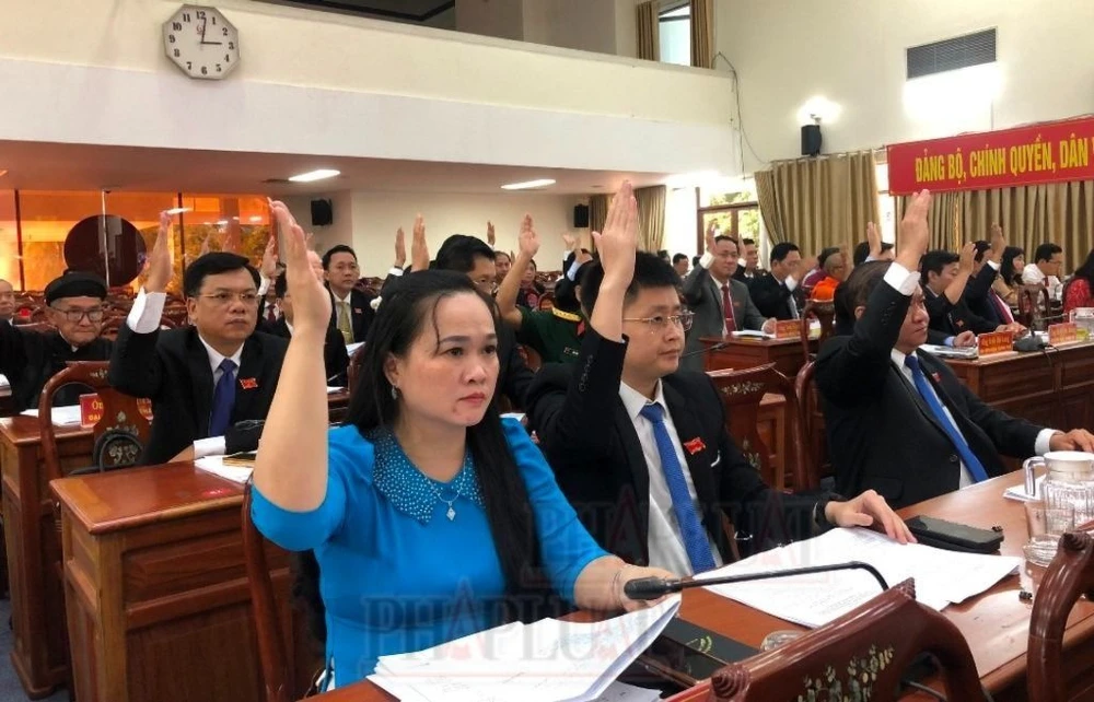 Đại biểu HĐND TP Cần Thơ biểu quyết thông qua các nghị quyết tại kỳ họp thường lệ cuối năm 2023.