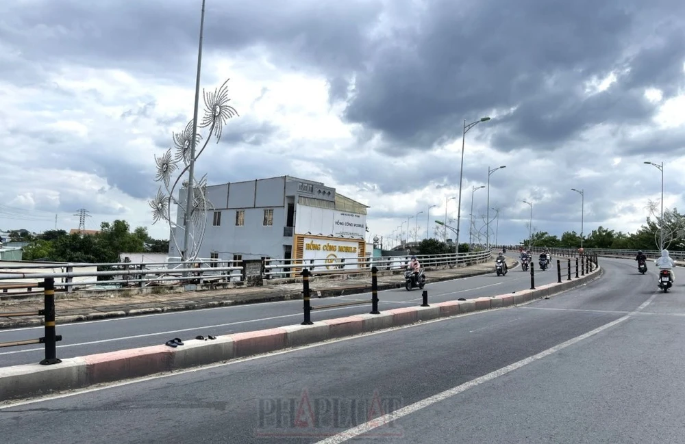 Dải phân cách giao thông trên cầu Cái Răng