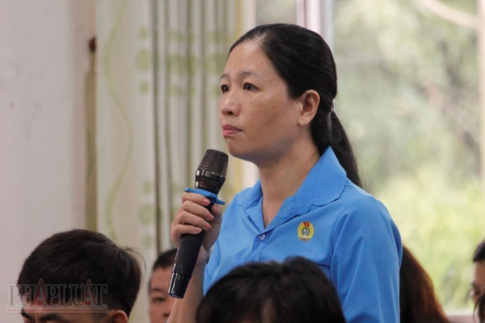 Cử tri Mai Thị Kim Quyên phát biểu tại buổi tiếp xúc với Đoàn ĐBQH TP Cần Thơ.