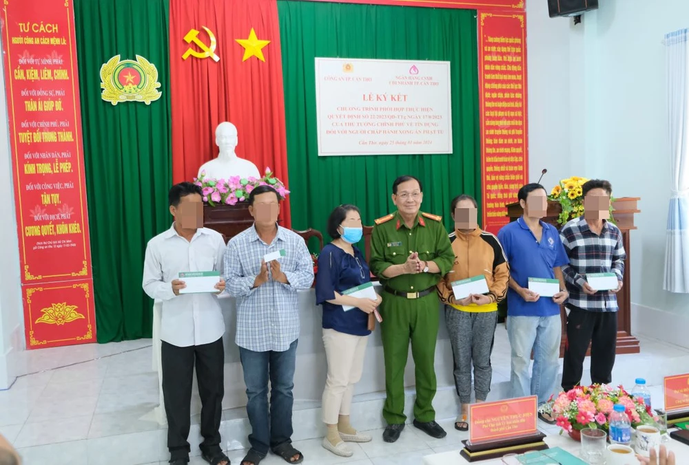 Đại tá Hồ Trung Lập – Phó Giám đốc Công an TP Cần Thơ tặng quà người chấp hành xong án phạt tù chấp hành tốt quy định địa phương.