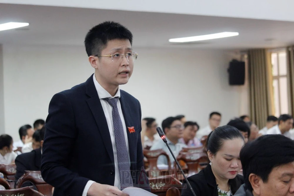 Đại biểu HĐND TP Cần Thơ nêu câu hỏi chất vấn.