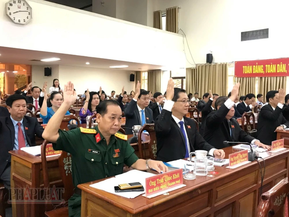 Đại biểu HĐND TP Cần Thơ biểu quyết thông qua nghị quyết ngày 12-12.