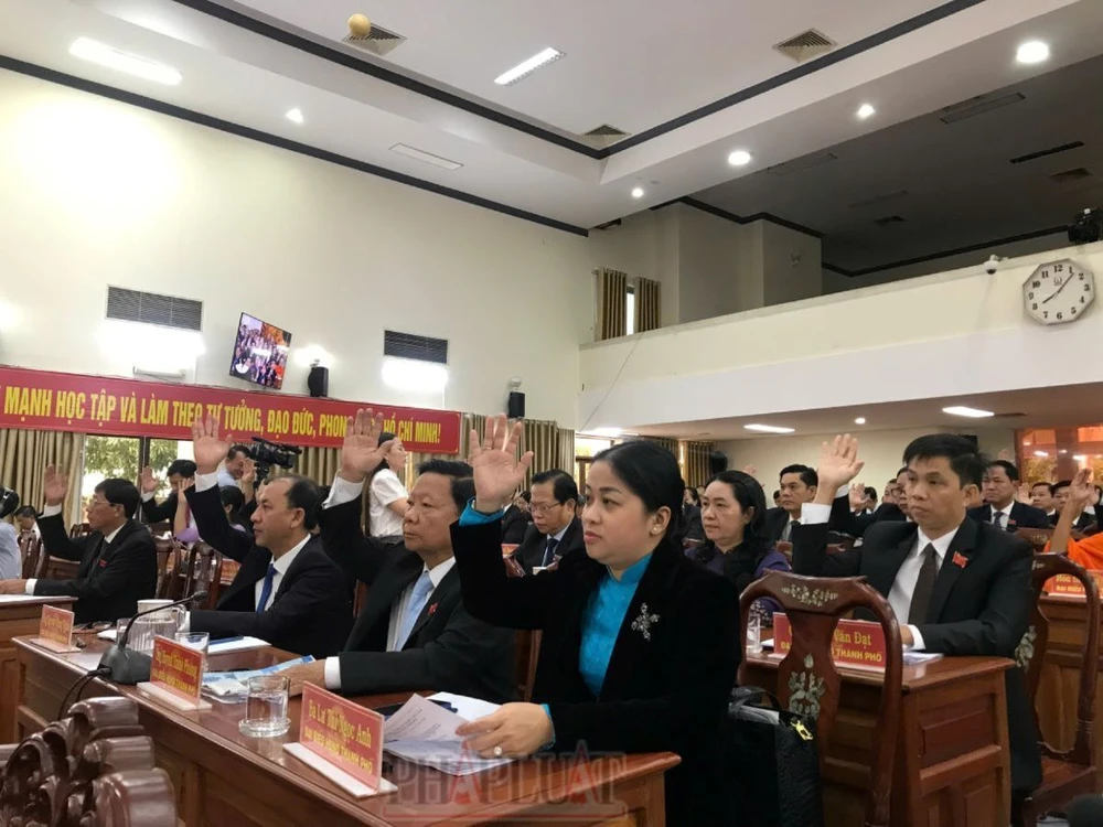 Đại biểu HĐND TP Cần Thơ biểu quyết thông qua các nghị quyết