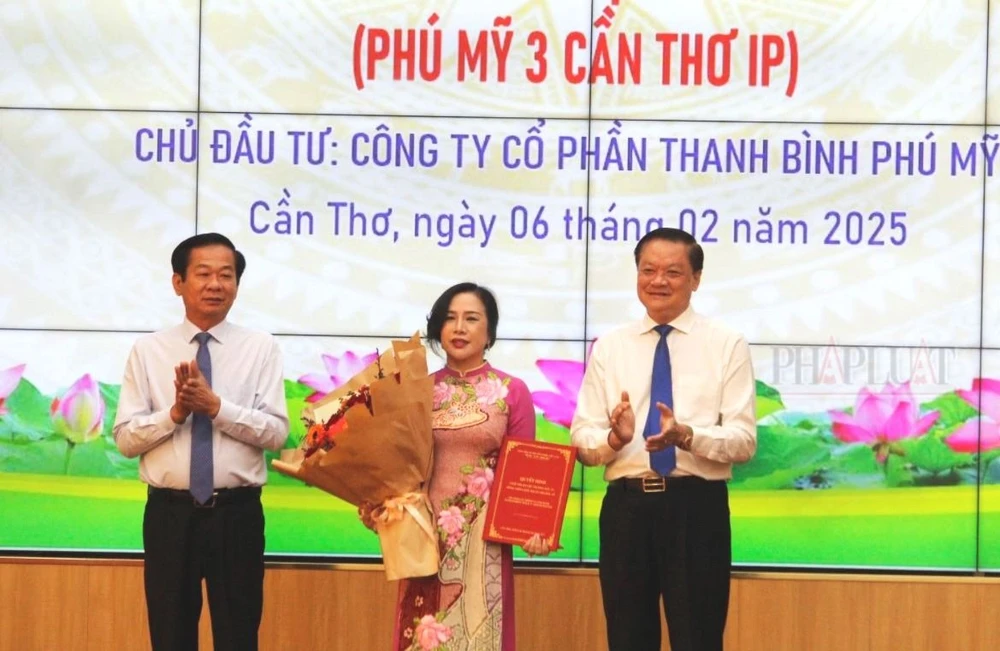 TP Cần Thơ trao quyết định đầu tư khu công nghiệp Vĩnh Thạnh giai đoạn 2
