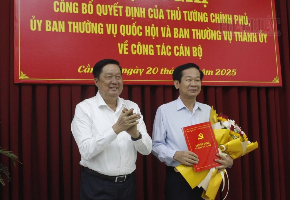 Thành ủy Cần Thơ trao quyết định công tác cán bộ