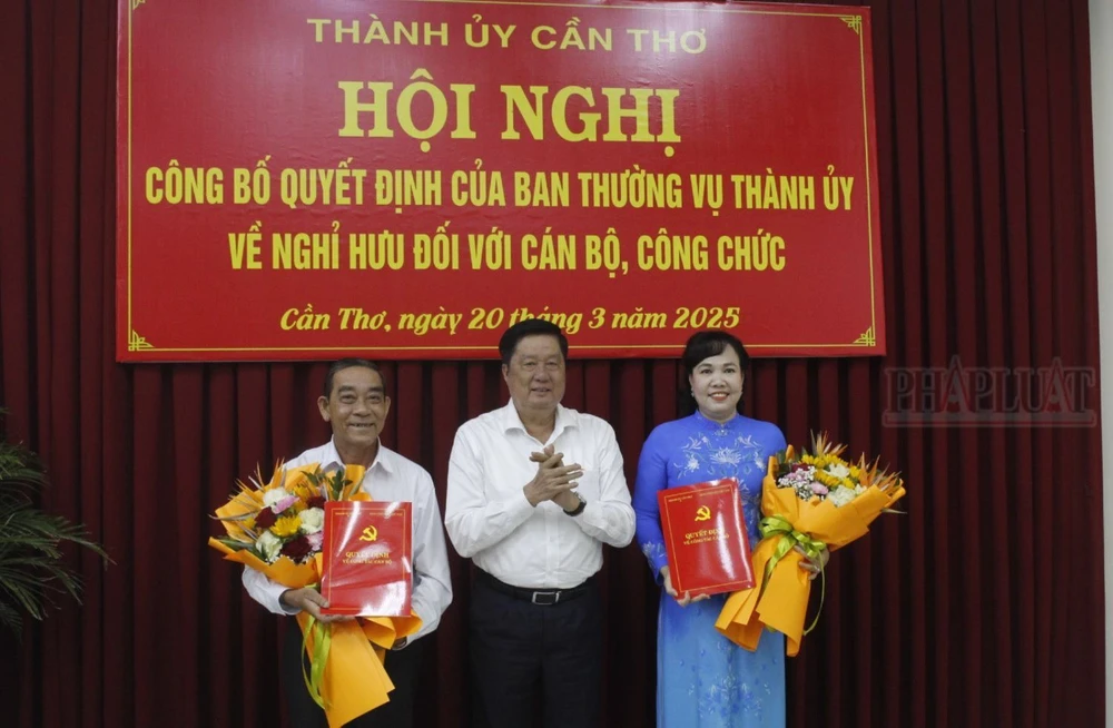 Thành ủy Cần Thơ trao quyết định nghỉ hưu trước tuổi