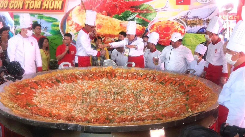 Chiếc bánh xèo khổng lồ 100 con tôm hùm tại Lễ hội Bánh dân gian Nam Bộ năm 2025.