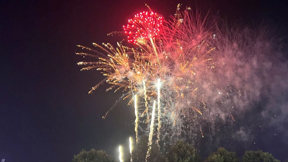 TP Cần Thơ bắn pháo hoa.