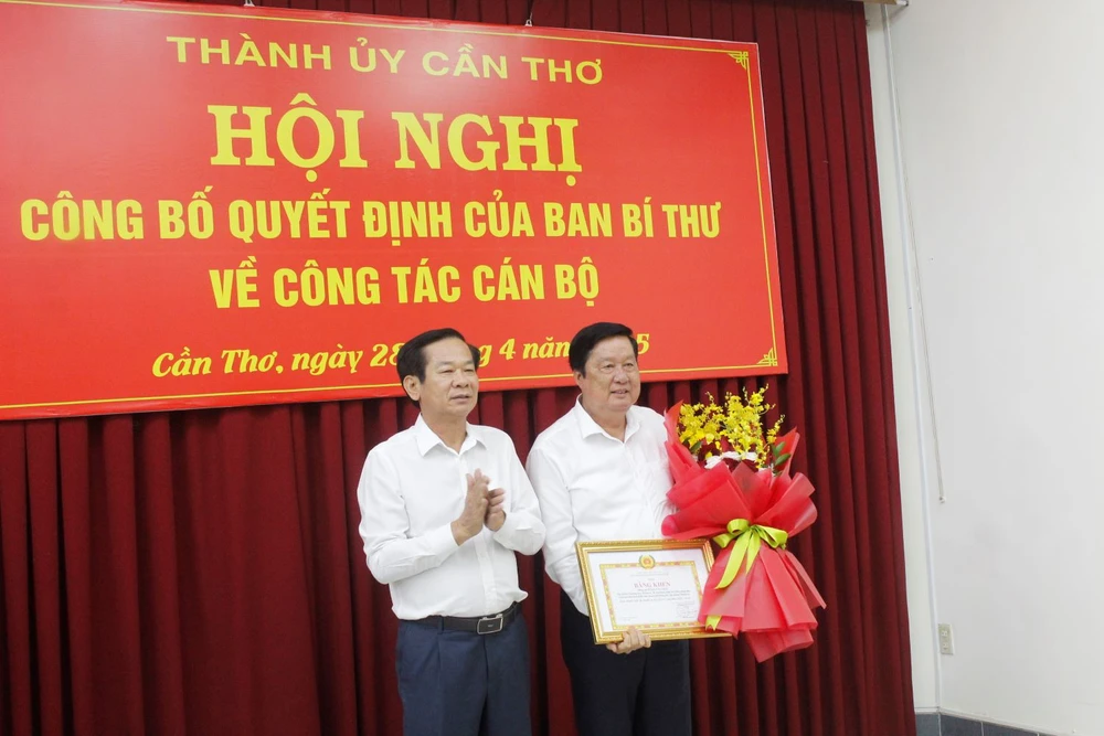 Thành ủy Cần Thơ trao quyết định nghỉ hưu