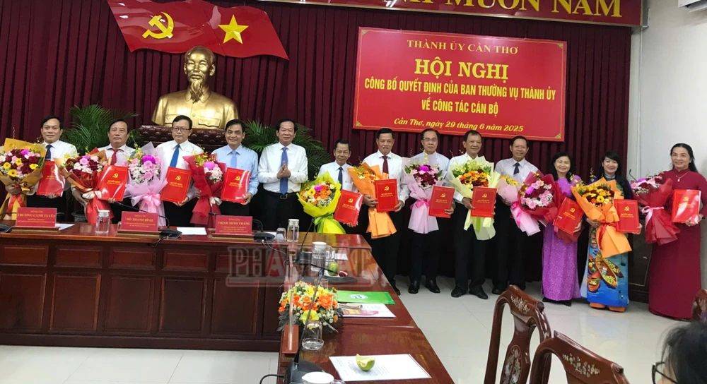 Thành uỷ Cần Thơ trao quyết định nghỉ hưu cho 12 cán bộ.